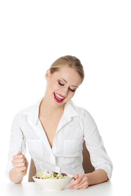 Пара дегустирует блюдо